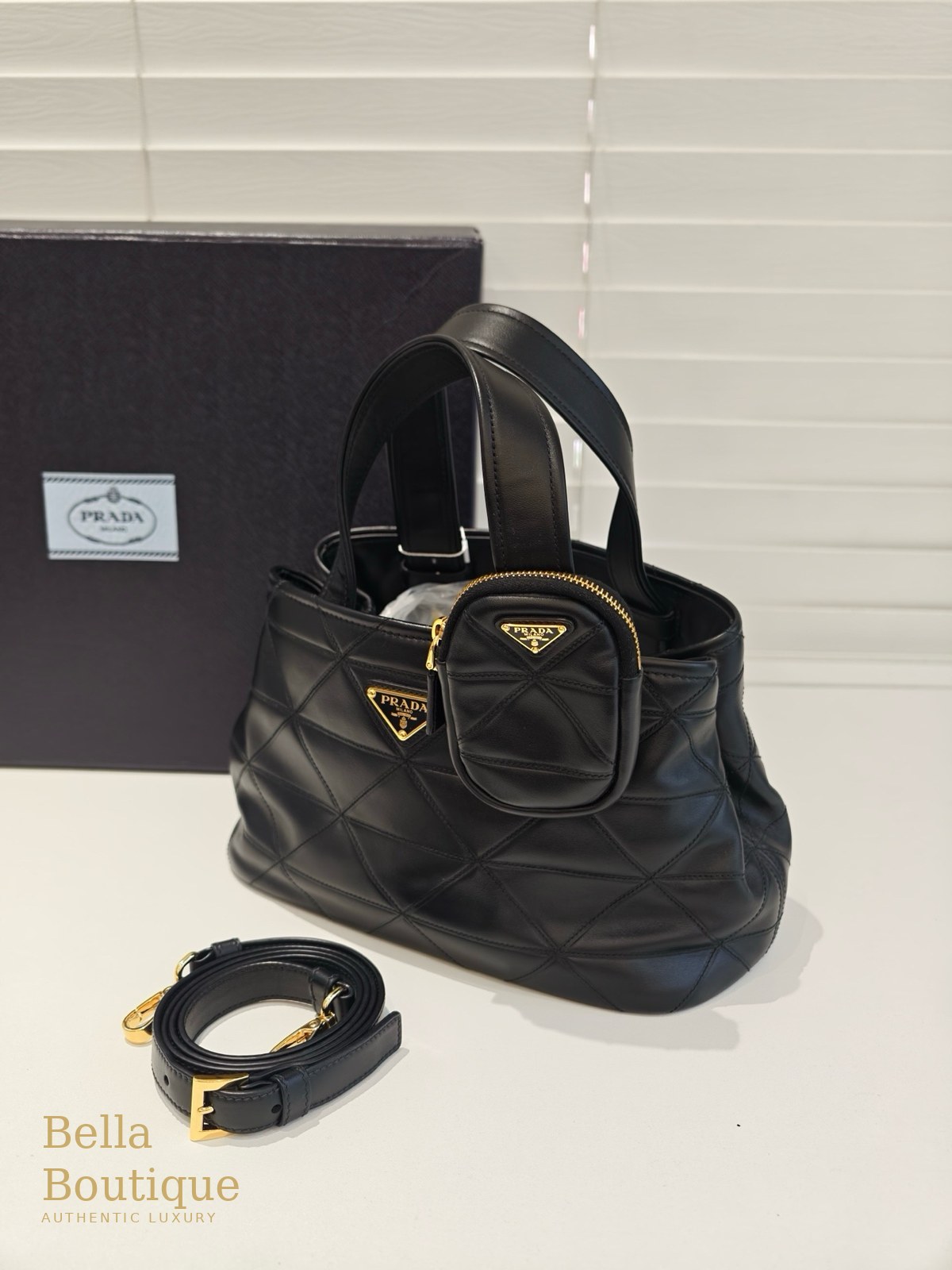 شنطة Prada توت مبطّنة — سوداء أصلية — من زاوية أمامية