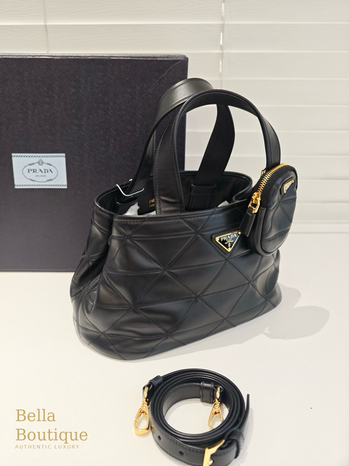 شنطة Prada توت مبطّنة — سوداء أصلية — من زاوية جانبية