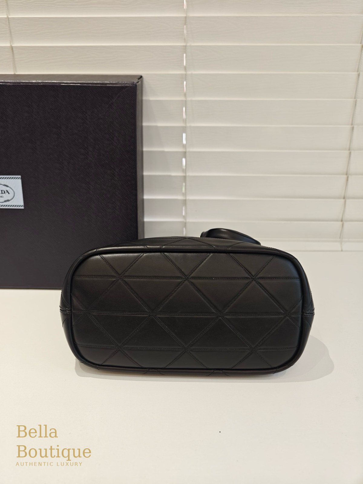 شنطة Prada توت مبطّنة — سوداء أصلية — القاعدة