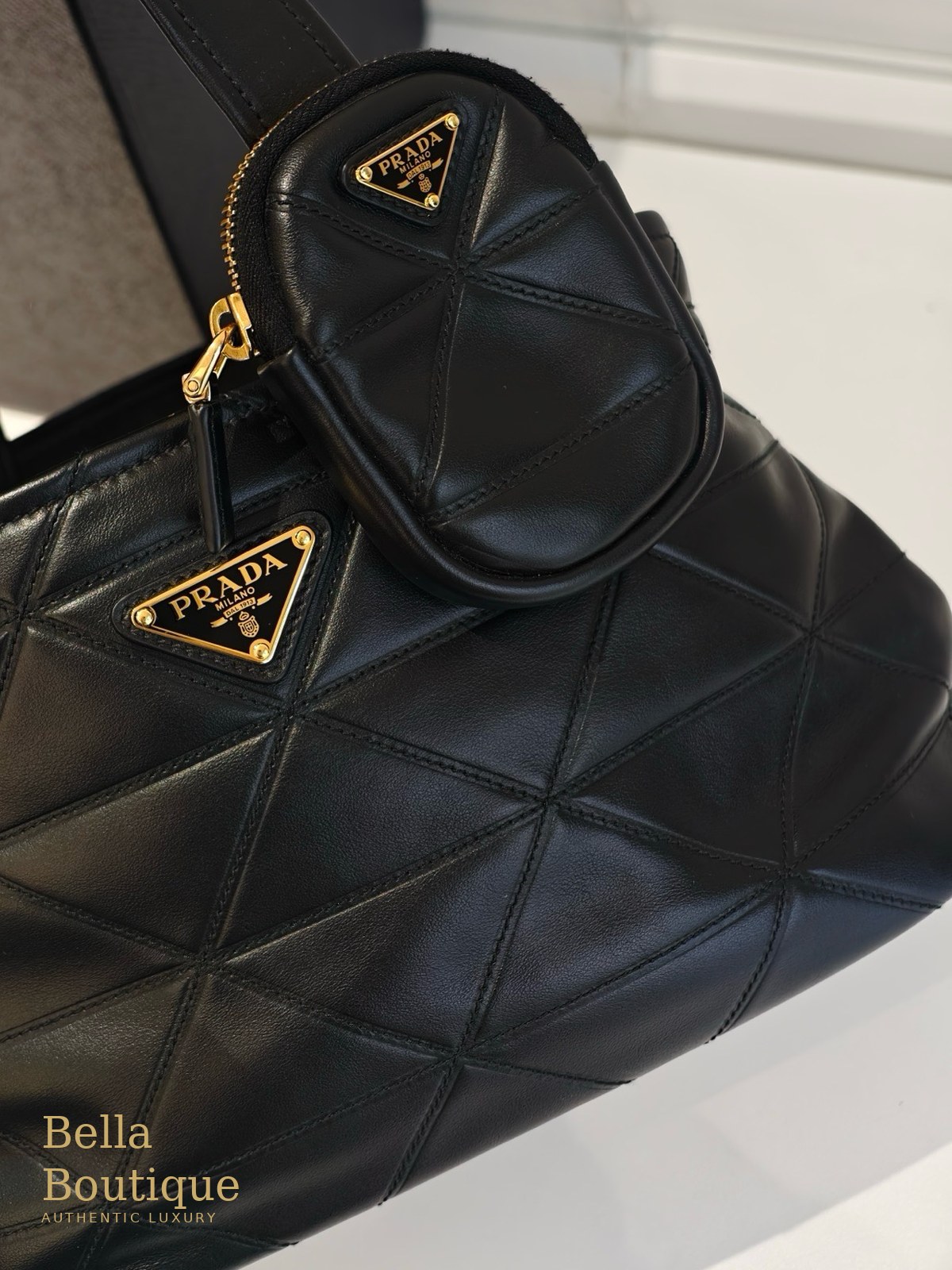 شنطة Prada توت مبطّنة — سوداء أصلية — نقشة المثلثات والحقيبة الصغيرة بالسحّاب