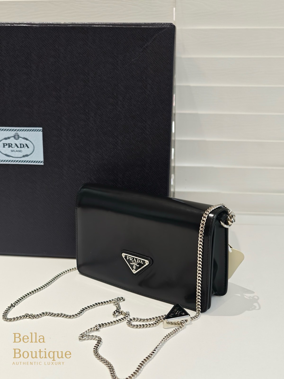شنطة Prada كتف بسلسلة — سوداء أصلية — من زاوية أمامية