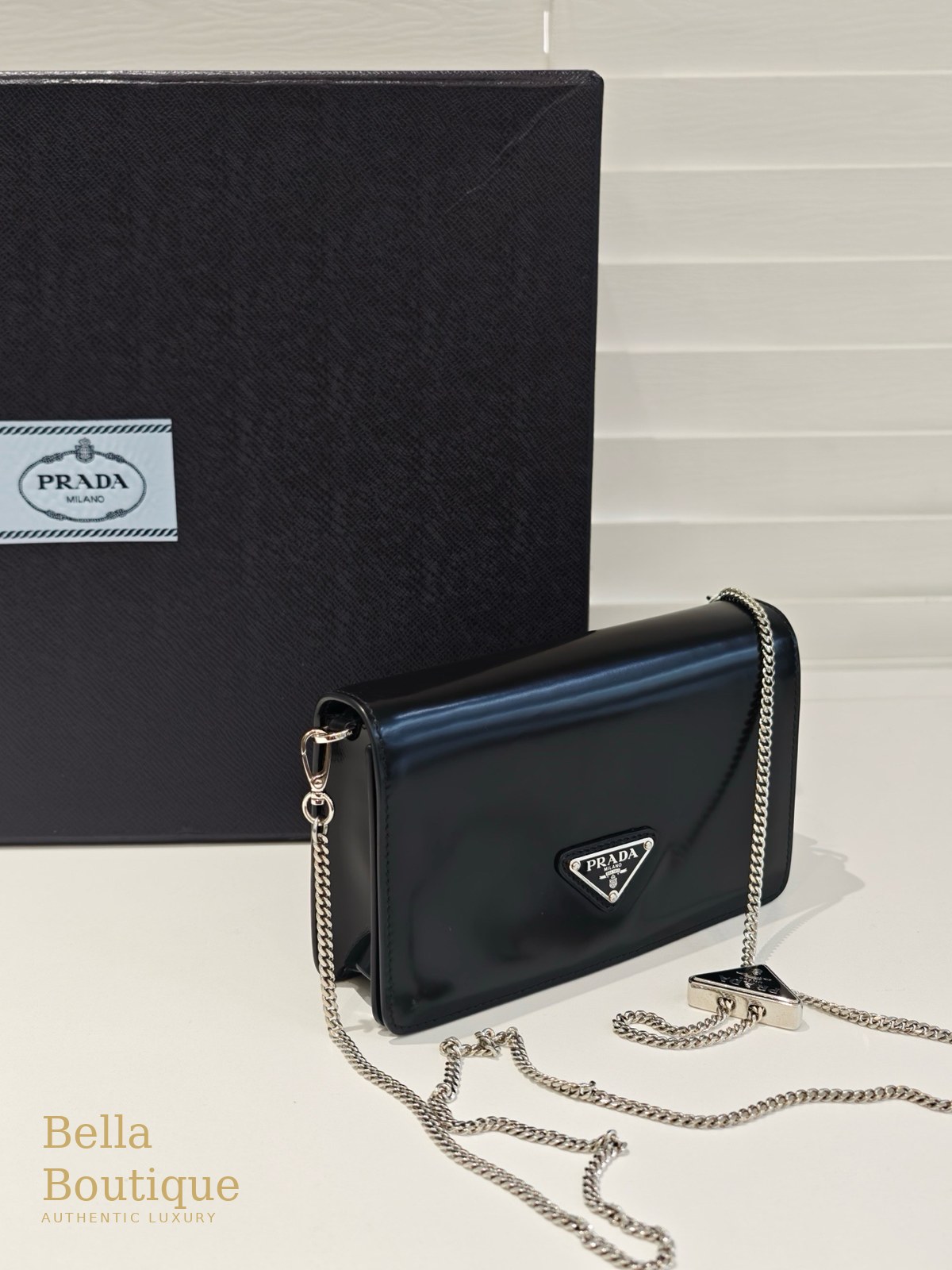 شنطة Prada كتف بسلسلة — سوداء أصلية — من زاوية جانبية