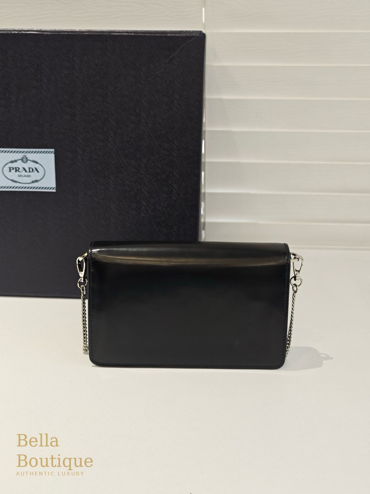 شنطة Prada كتف بسلسلة — سوداء أصلية — من الخلف
