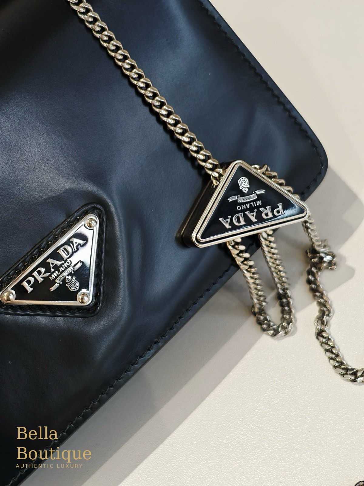 شنطة Prada كتف بسلسلة — سوداء أصلية — شعار المثلث المعدني ومشبك السلسلة