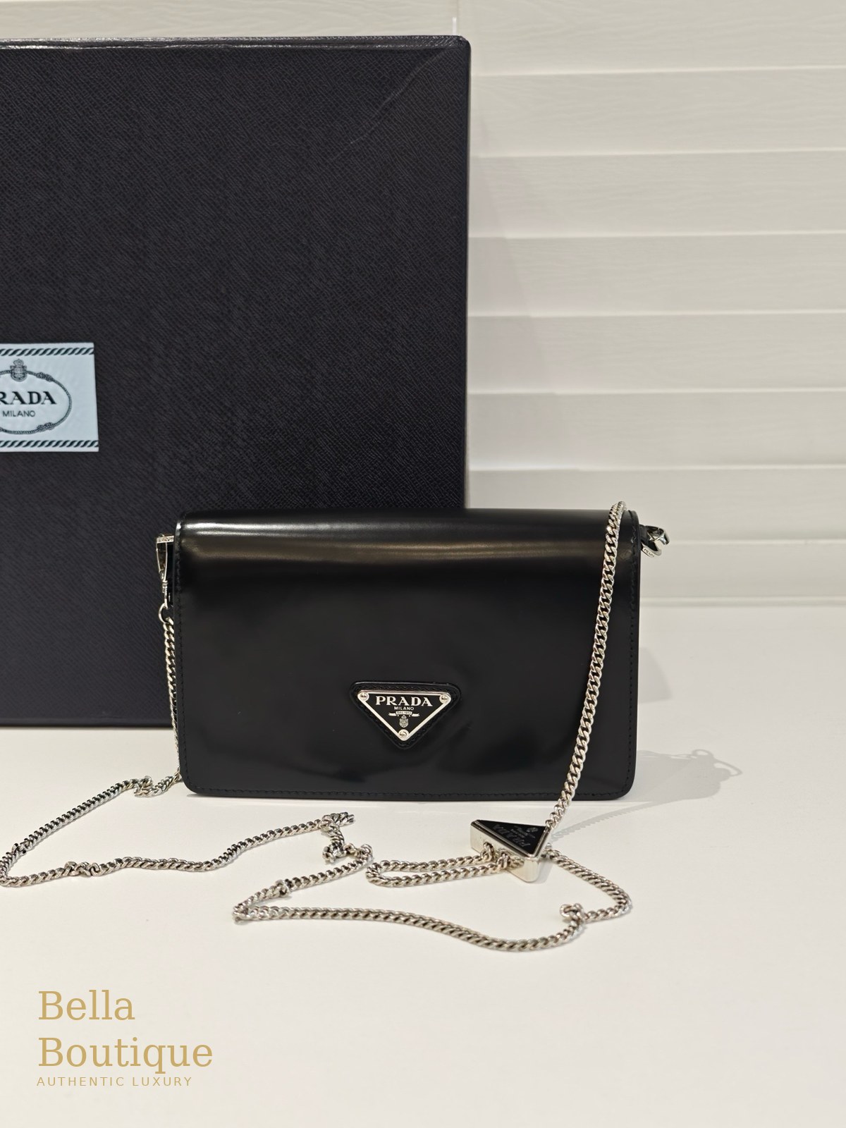 شنطة Prada كتف بسلسلة — سوداء أصلية — المنظر الأمامي مع السلسلة