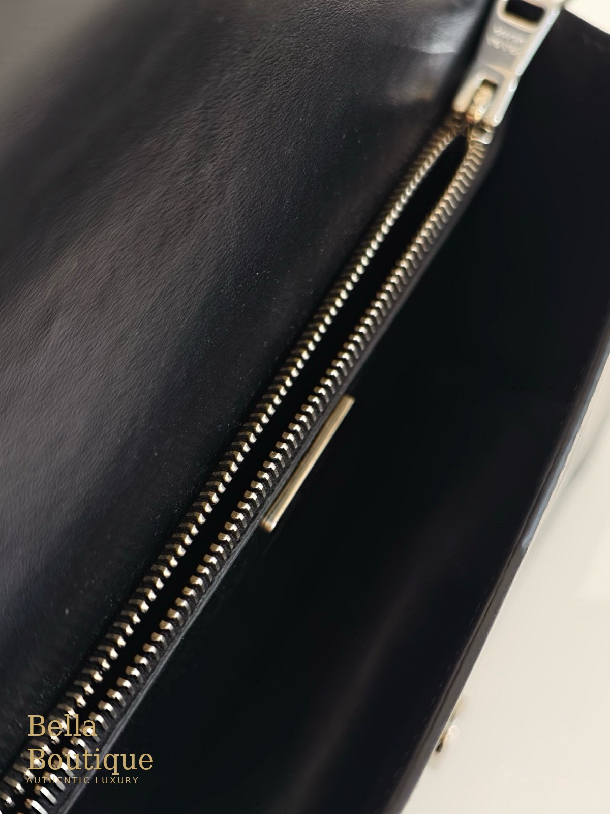 شنطة Prada كتف بسلسلة — سوداء أصلية — الداخل والجيب بالسحّاب