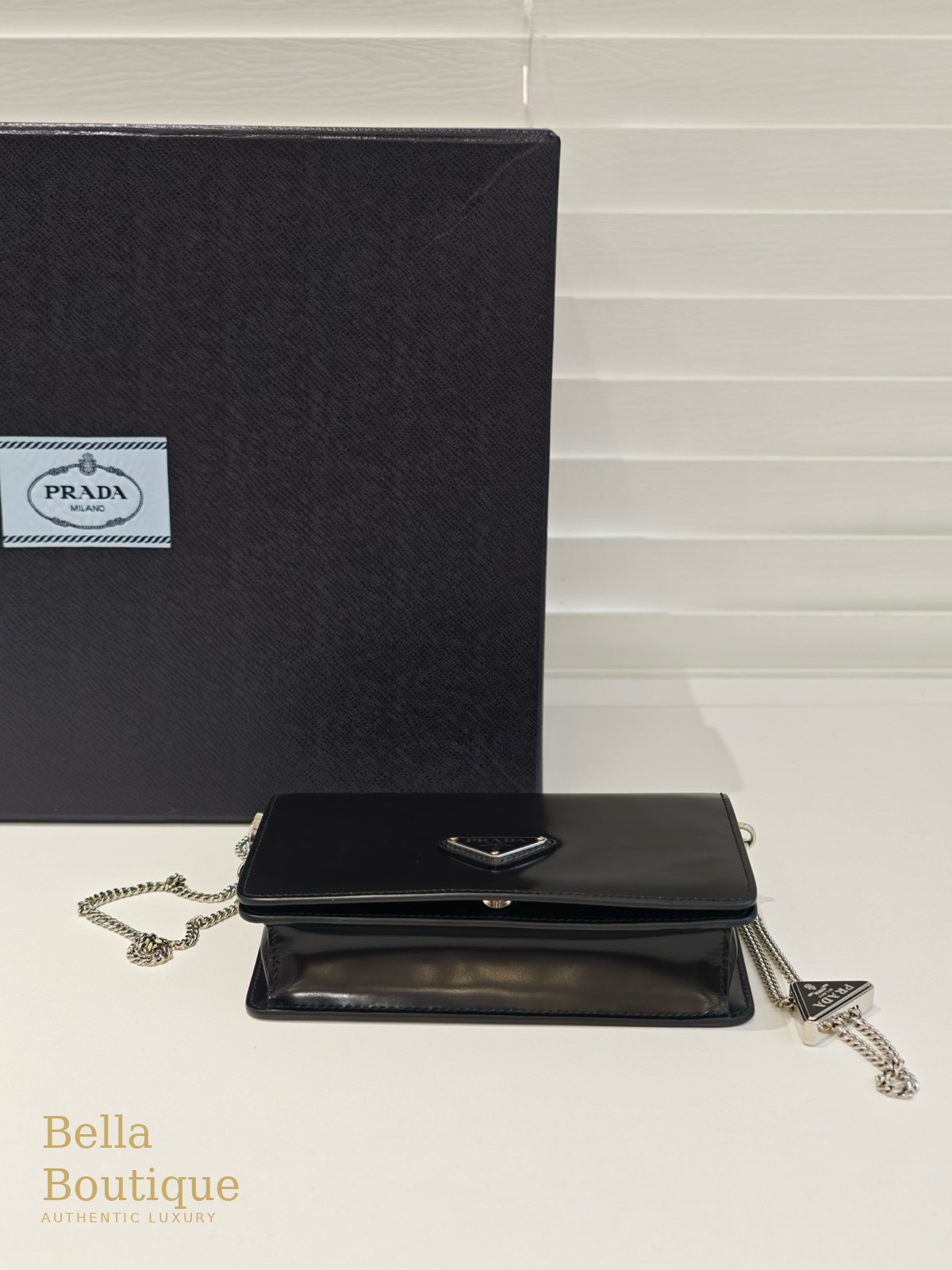 شنطة Prada كتف بسلسلة — سوداء أصلية — من الجانب وسماكة الحقيبة