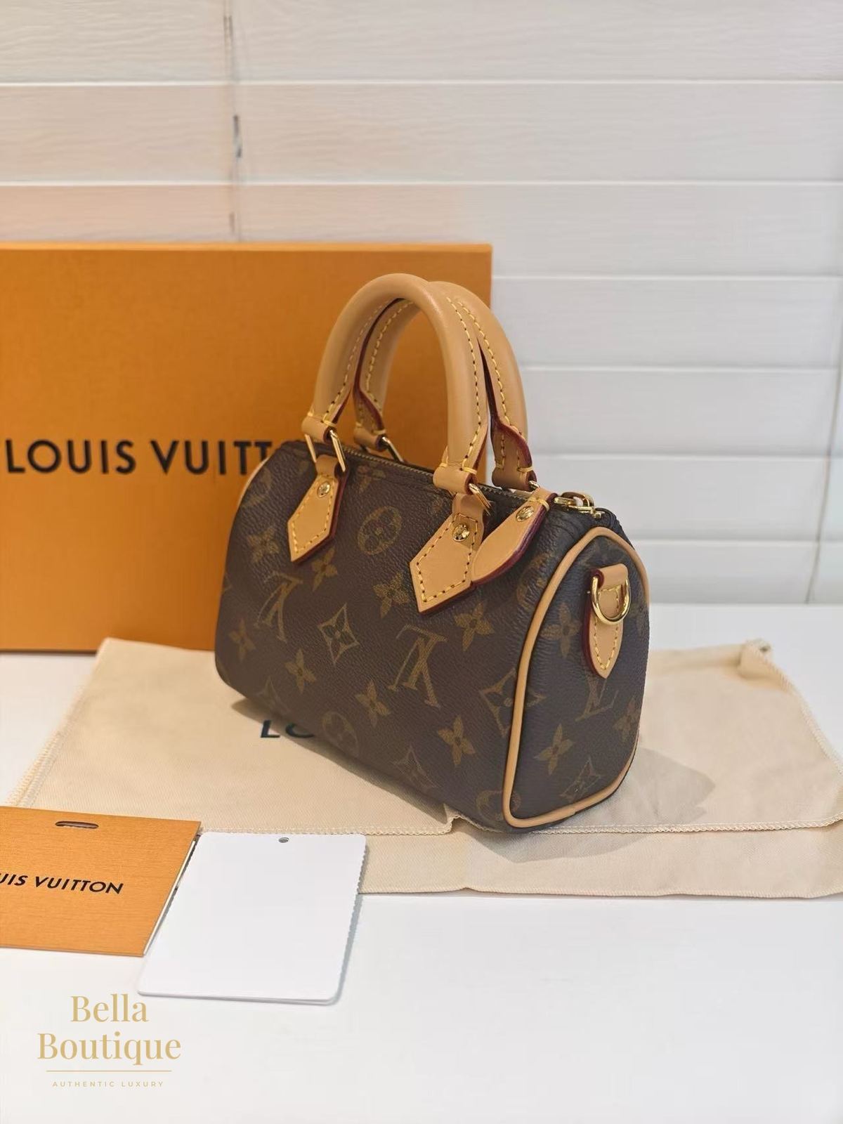 شنطة Louis Vuitton سبيدي نانو أصلية — من زاوية أخرى
