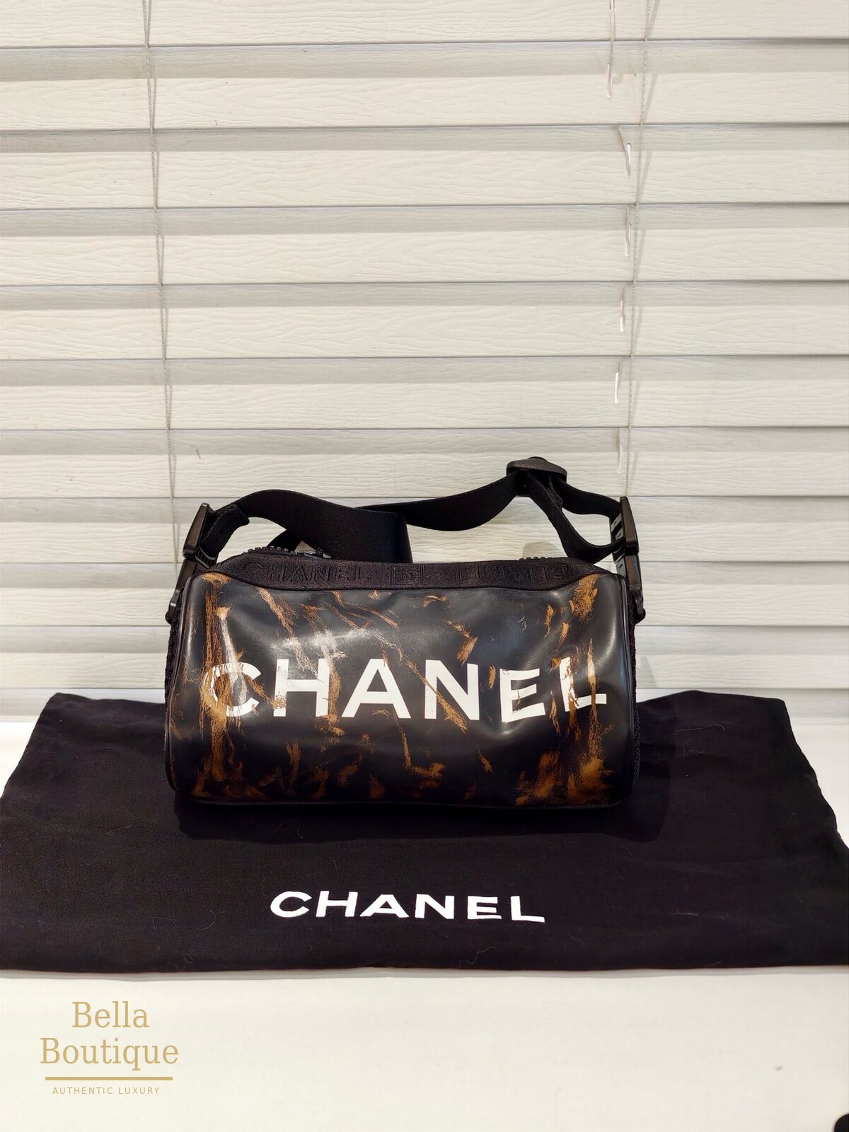 شنطة Chanel فينتاج سبورتس لاين أسطوانية أصلية — من الخلف