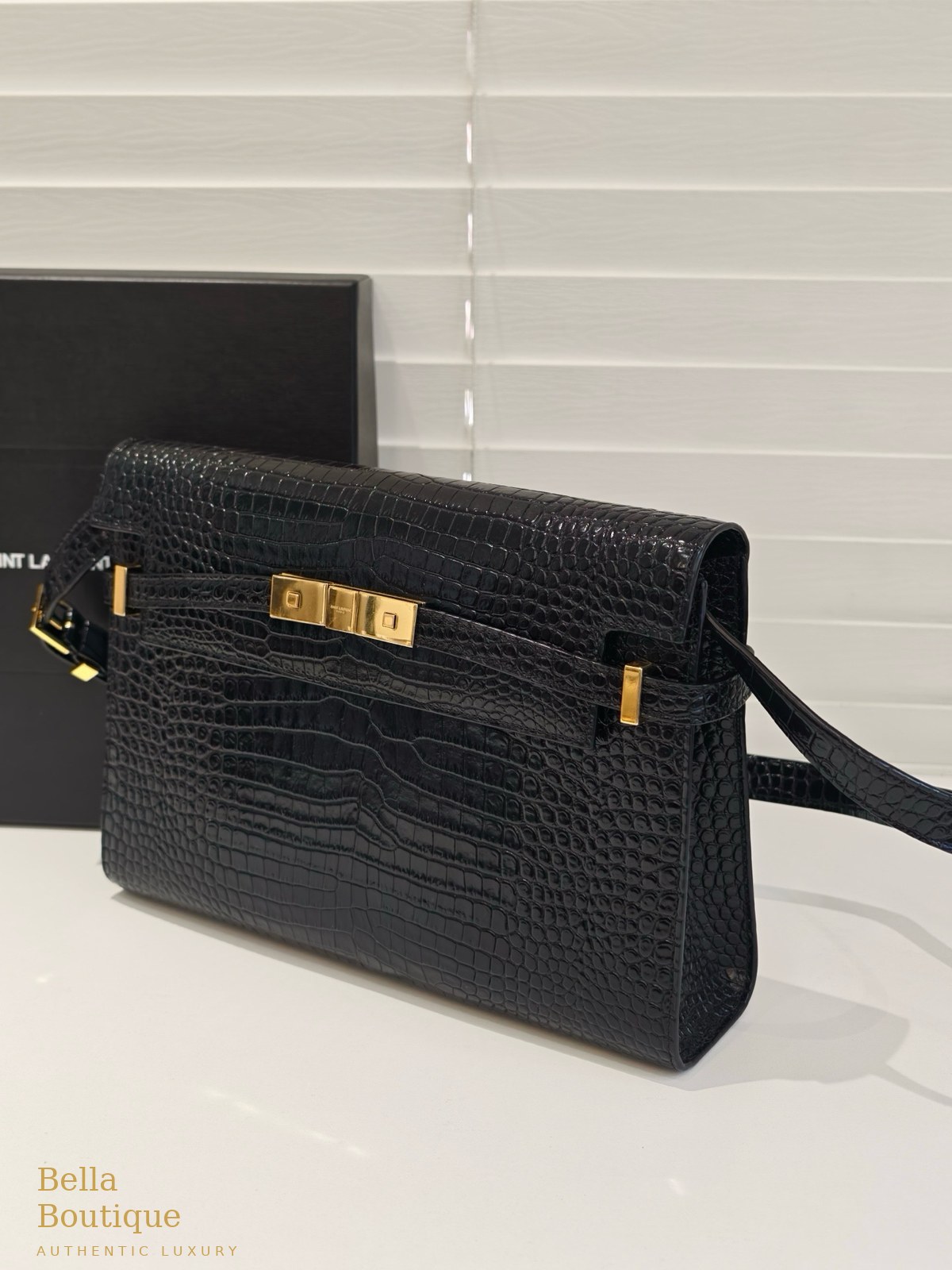 حقيبة Saint Laurent مانهاتن أصلية — من زاوية أمامية مع القفل الذهبي