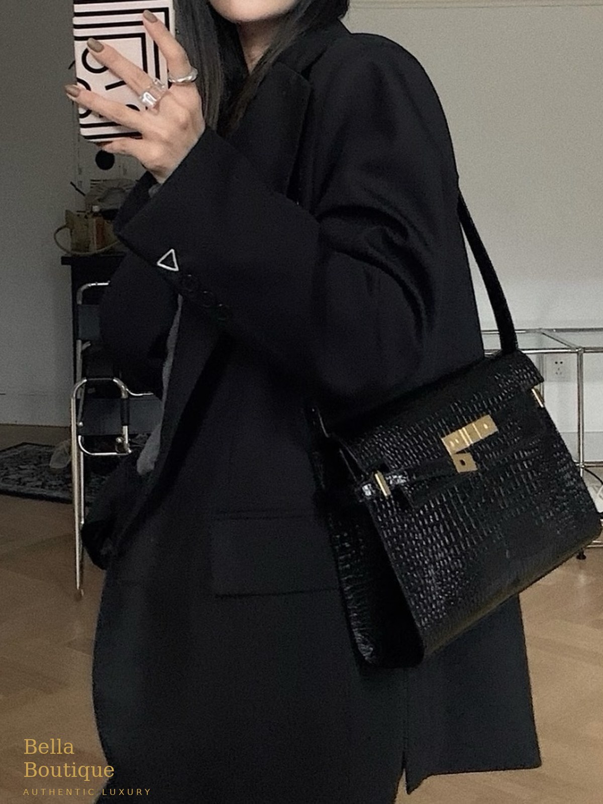حقيبة Saint Laurent مانهاتن أصلية — على الكتف لتوضيح المقاس